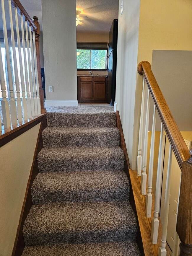 Building Photo - 3BR-1.5BA Split Level House - Washington M...