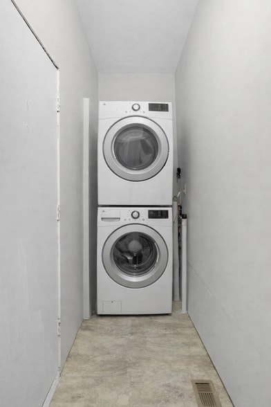 Building Photo - 6749 Plateau Ave