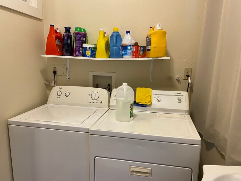 Bathroom 2-2 - 282 Yates St