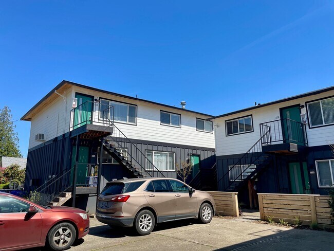 Building Photo - 2bed/2bath, W/D in unit, garage, and all d...