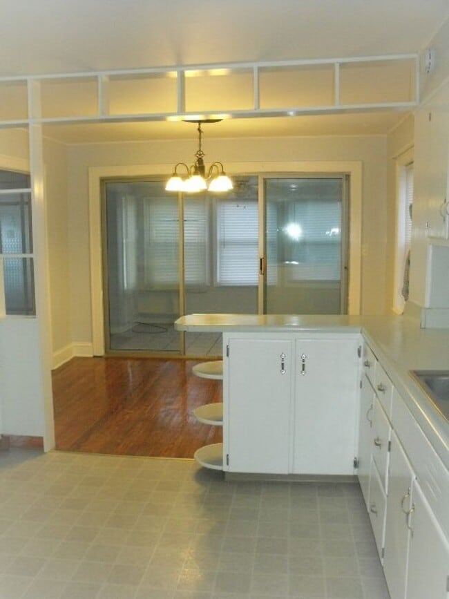 Building Photo - THIS COULD BE YOUR NEW HOME, BUSINESS, OR BOTH!