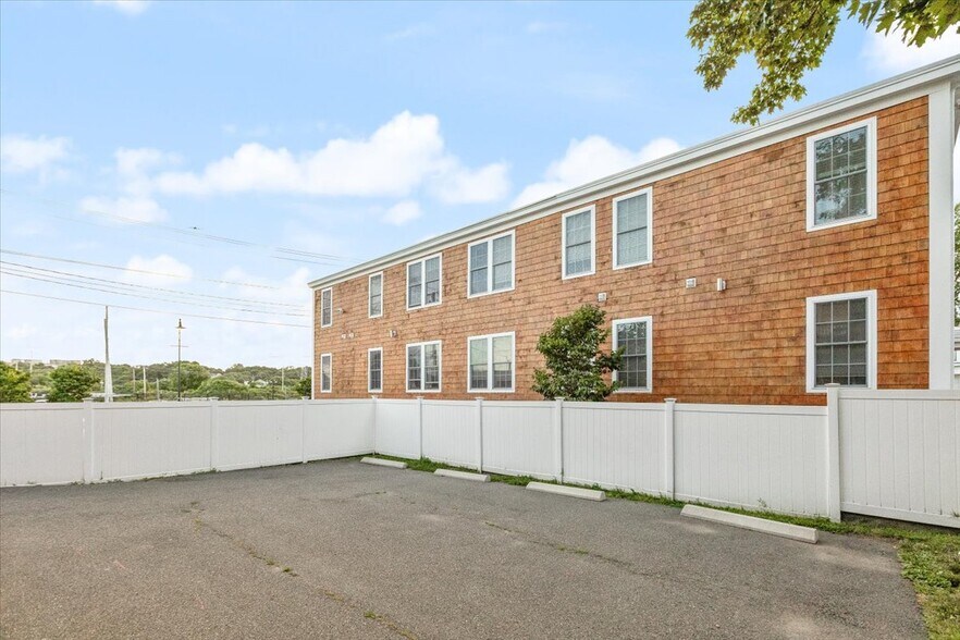 Building Photo - 52 Roslyn St