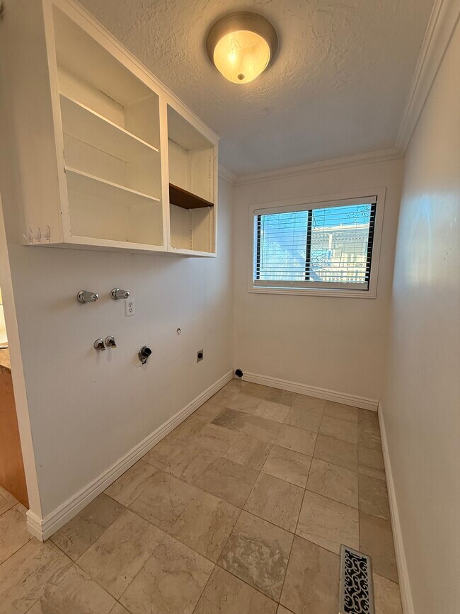 Building Photo - 643 Woodridge Dr