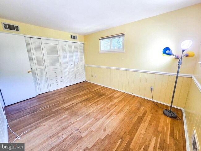 Building Photo - 305 Hillsboro Dr
