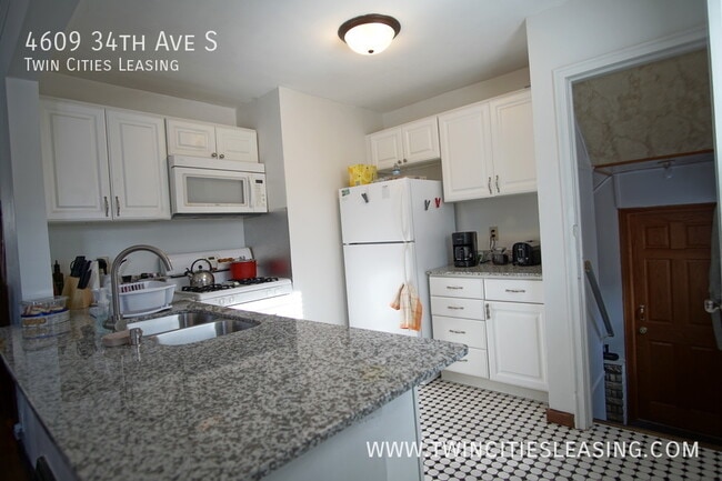Building Photo - 4609 S 34th Ave