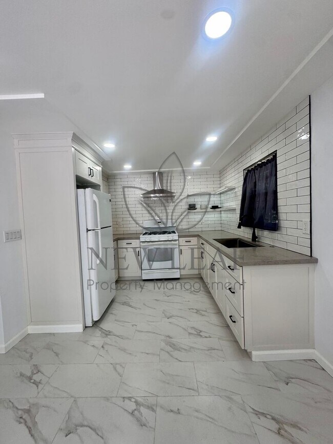 Building Photo - COZY 2BEDROOM IN THE HEART OF CLAREMONT