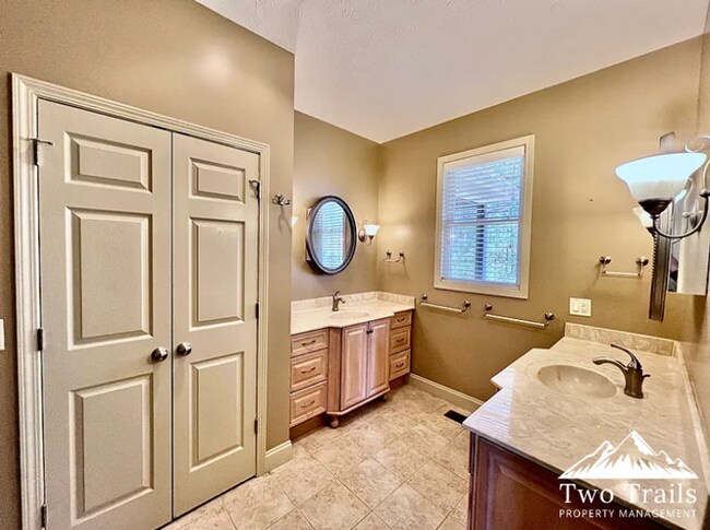 Building Photo - LUXURY MOUNTAIN LIVING IN GATED COMMUNITY