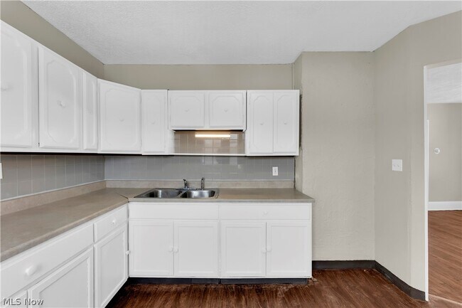 Building Photo - 3519 W 100th St