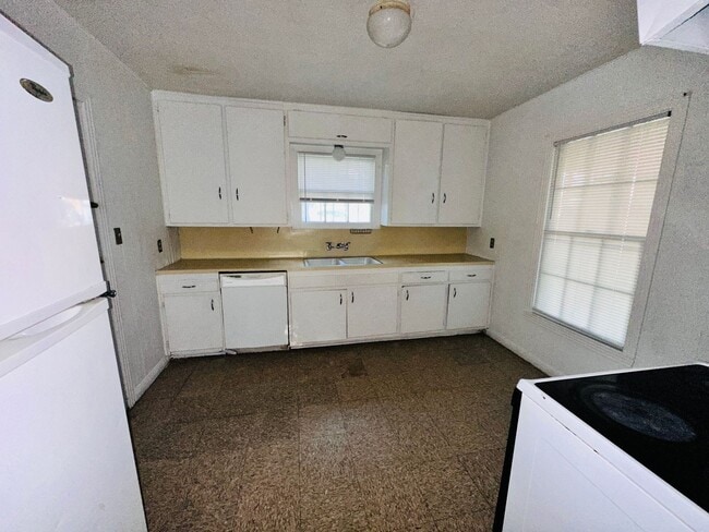 Building Photo - 3 bed/2bath with W/D connections and 2 garages