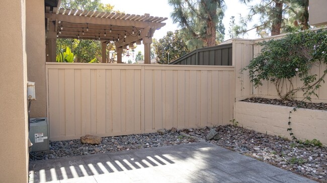 Building Photo - Gorgeous 3 bedrooms 2.5 baths townhome in ...