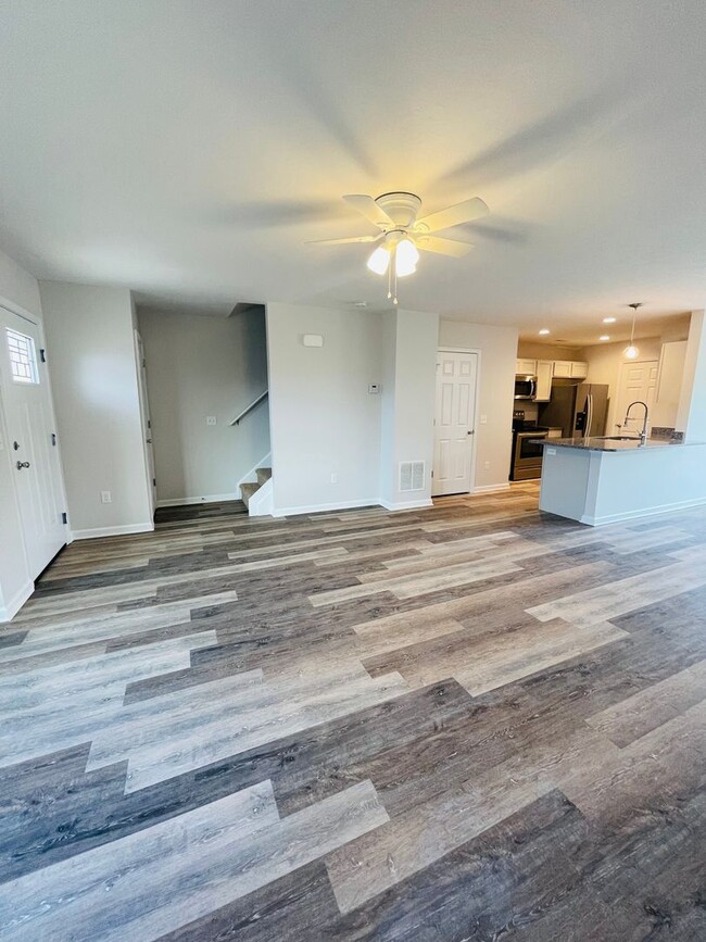 Building Photo - Like New Townhouse for Rent