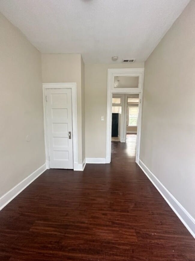 Building Photo - 1 Bedroom & Den 3659 Cottage Ave