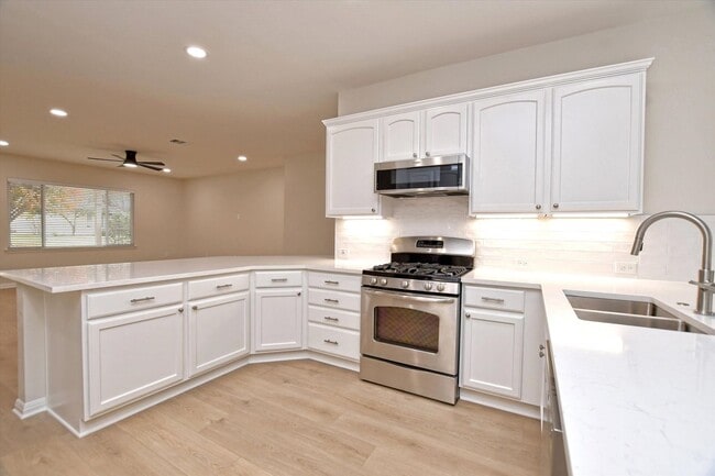 Building Photo - 405 Dawson Trail