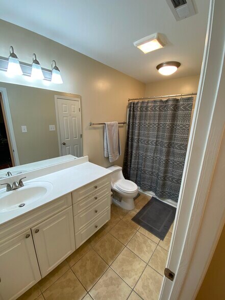 Building Photo - 1005 Kingswood Dr