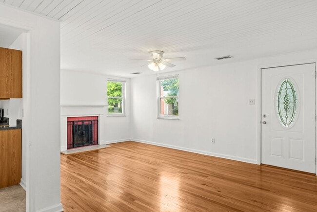 Building Photo - Newly Renovated Alcoa Cottage!!