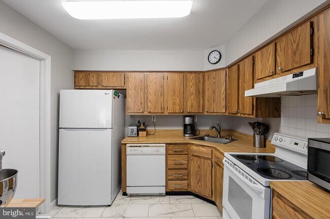 Building Photo - 23A W Bluebell Ln