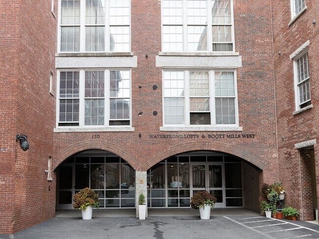 Building Photo - 130 John St