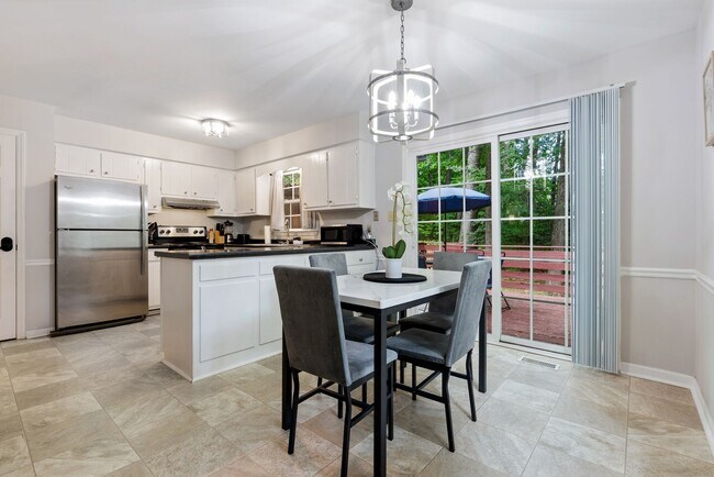 Building Photo - 6716 Glendower Rd