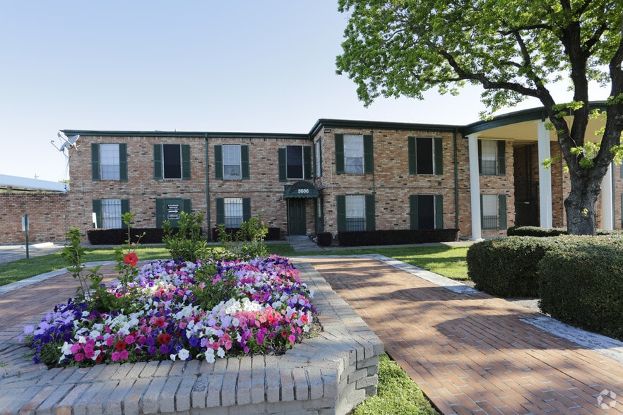 Building Photo - The Atrium At 5606