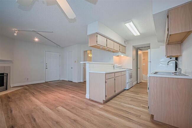 Building Photo - 2750 Holly Hall St