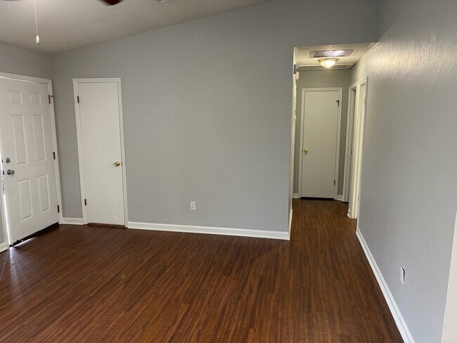 Building Photo - 753 Livingston Ct