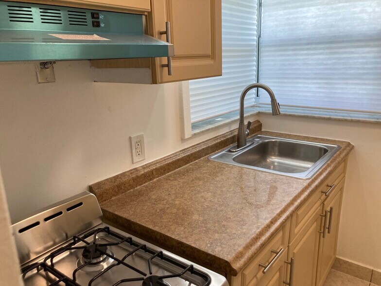 Building Photo - 2101 Bay Dr