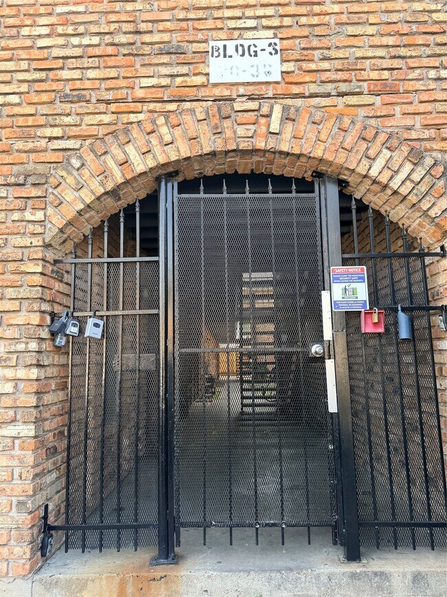 Building Photo - 6401 Skyline Dr