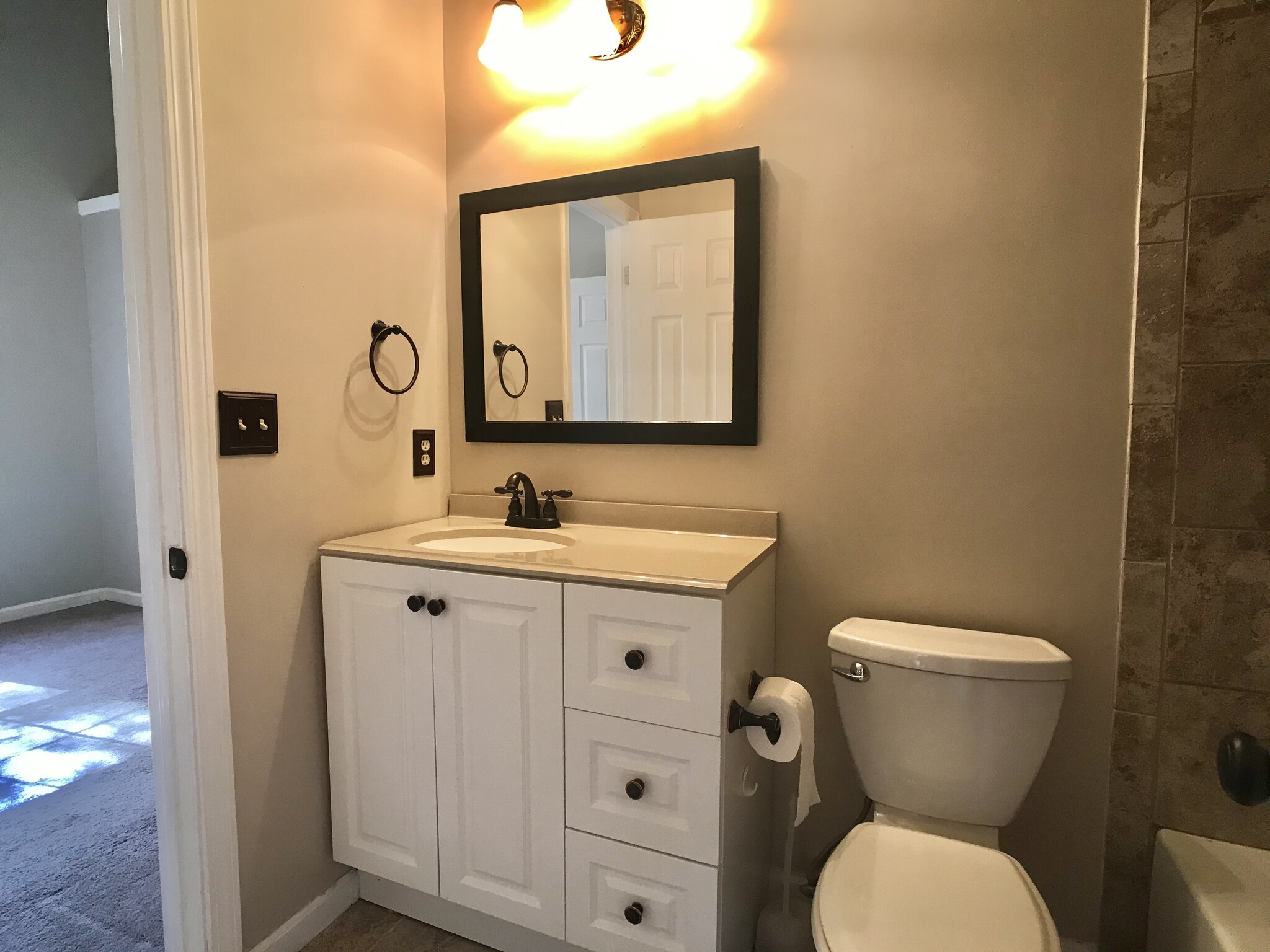 Full Bathroom 2 - 709 Cypress Pointe St