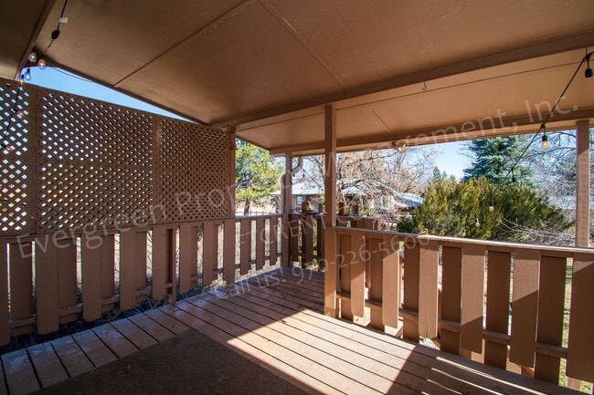 Building Photo - 2206 Wakefield Dr