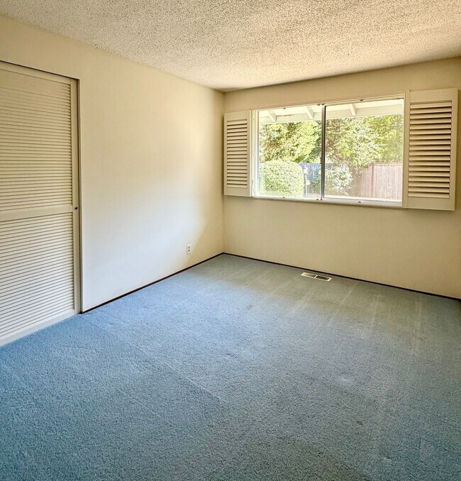 Building Photo - 4 Bed / 2.5 Bath Bellevue rambler $4,095/month
