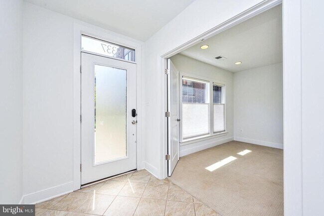 Building Photo - 8337 Looking Glass Way