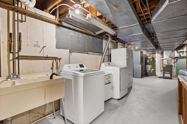 Building Photo - 5631 S Oak St