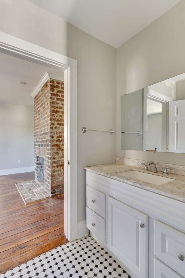 Building Photo - Charming Downtown Savannah Rental Property