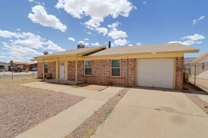 Building Photo - Single story corner home features 3 beds, 2 bathrooms