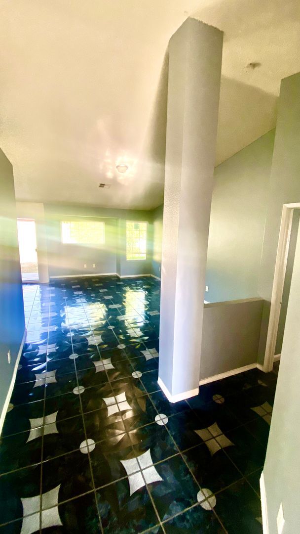 Building Photo - Enchanting Delano property just minutes fr...