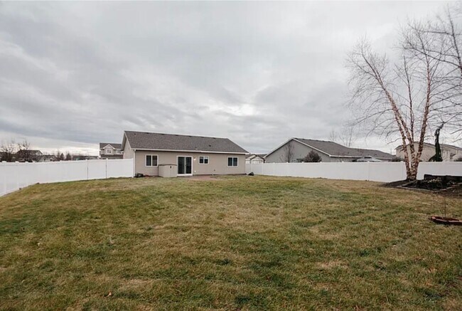 Building Photo - Charming 3-Bedroom Single-Level Home on Sp...