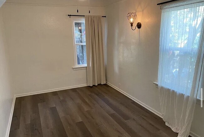 Building Photo - Charming 2 Bed, 1 Bath Home with Modern Up...