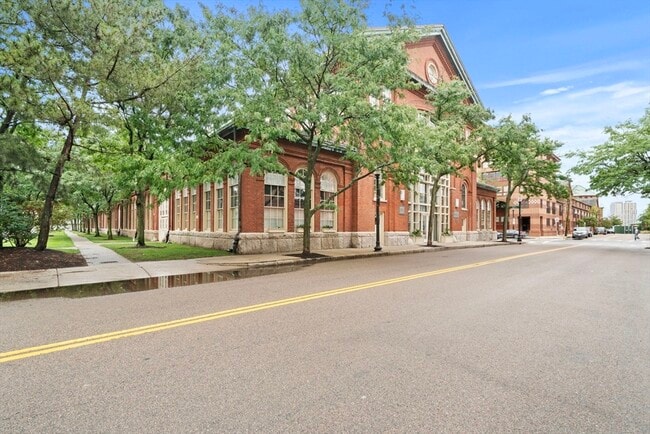 Building Photo - 106 13th St