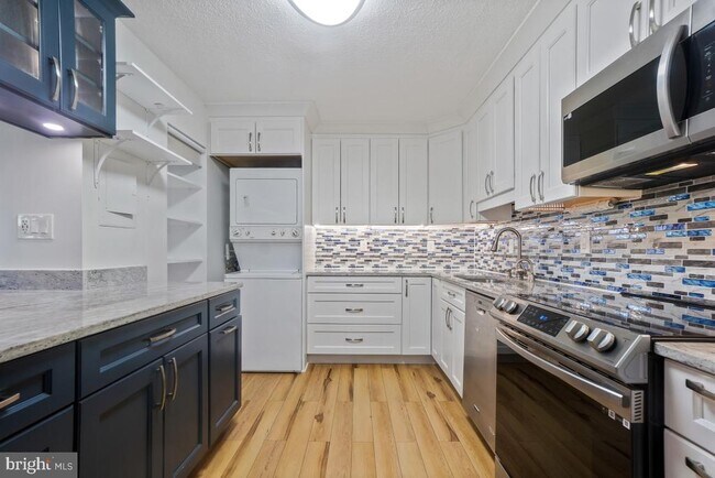 Building Photo - 5902 Mt Eagle Dr