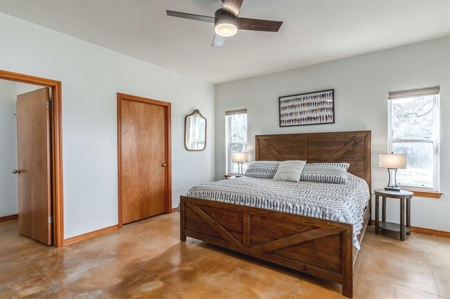 Building Photo - 2551 Spring Valley Dr