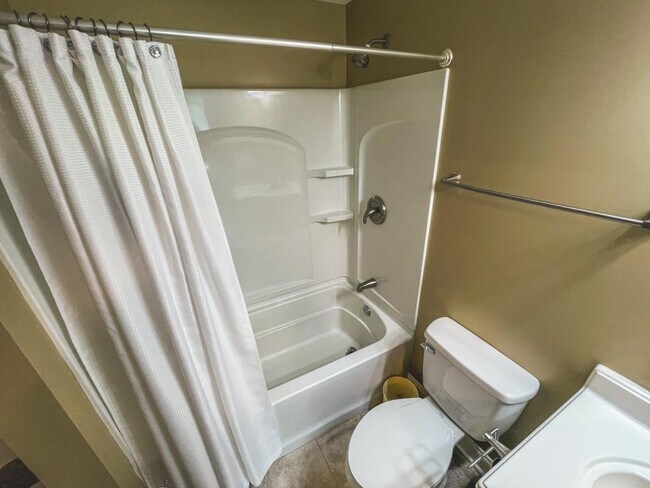 Building Photo - 1206 Golf St