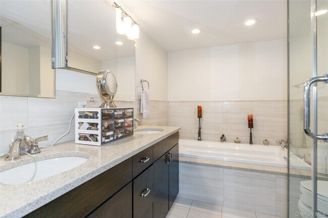 Building Photo - 12 Bond St