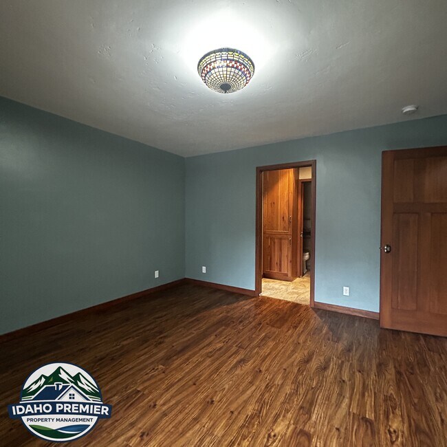 Building Photo - 1565 E Lenz Ln
