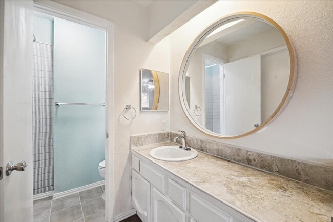 Building Photo - 5815 Bridgegate Dr