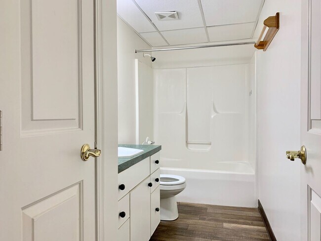 Building Photo - Four Bedroom Home in Kentwood