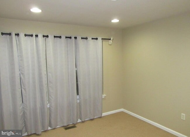 Building Photo - 103 Persimmon Pl