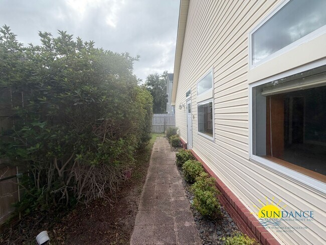 Building Photo - Spacious 5-Bedroom Home with Heated Pool & Hot Tub in Niceville!