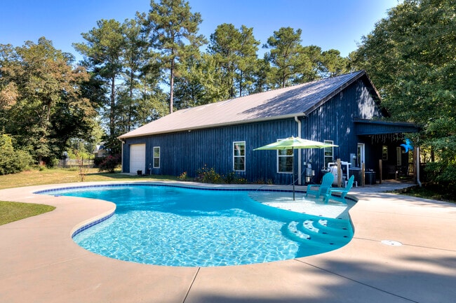 Building Photo - 930 Loring Mill Rd