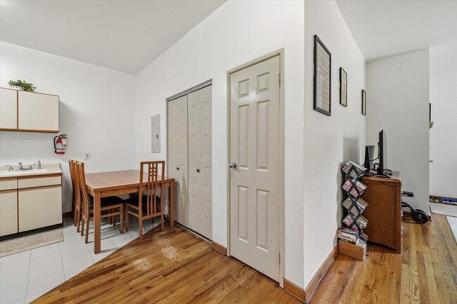 Building Photo - 416 68th St