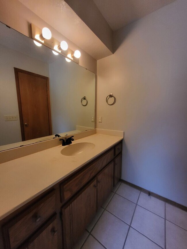 Building Photo - (2) Bed/(2) Bath w/ Storm Shelter Avail NOW!